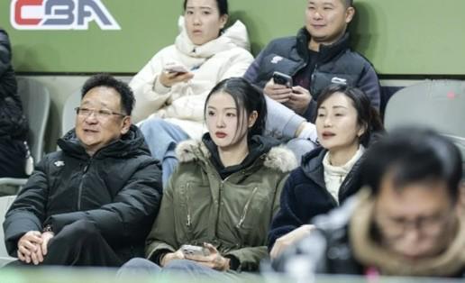 世界赛比分-老婆来看球压力大？张常宁现身同曦主场，吴冠希连丢关键罚球